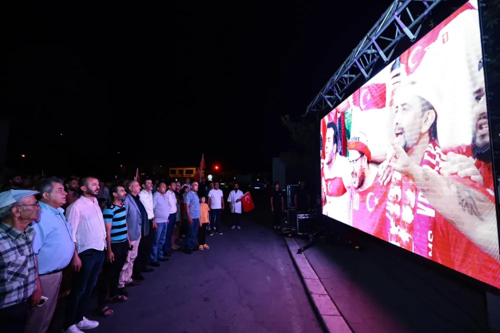 Kuru, ‘Kapalı pazaryeri dururken, neden cami kapısı?’